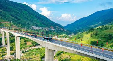 Cây cầu cạn 450 tỉ đồng có trụ cầu cao nhất Việt Nam đã được nối thông tuyến với đường cao tốc Nội Bài - Lào Cai.