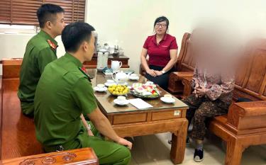Lực lượng Công an huyện Văn Chấn và cán bộ Ngân hàng động viên, ngăn chặn giúp bà T không bị lừa đảo