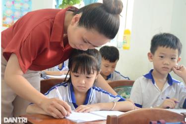 Giáo viên Trường Tiểu học Long Hòa 2, TP Cần Thơ hướng dẫn học sinh tập viết trong một tiết dạy học