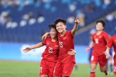 Bích Thùy (15) cùng đồng đội mừng bàn thắng thứ hai cho Đội tuyển Nữ Việt Nam vào lưới Nepal.