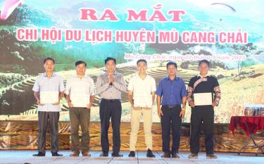 Đại diện Hiệp hội Du lịch tỉnh, UBND huyện Mù Cang Chải trao giấy chứng nhận cho các hội viên Chi hội Du lịch Mù Cang Cảng.