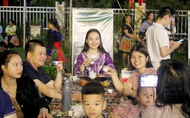 Người dân và du khách thưởng trà trong Đêm tiệc trà tại Không gian văn hóa trà Suối Giàng.
