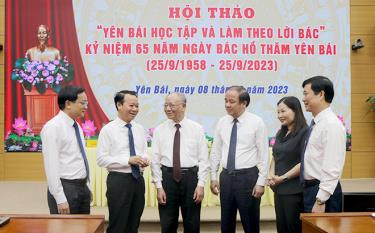 GS.TS Hoàng Chí Bảo trao đổi cùng các đại biểu bên lề Hội thảo Yên Bái học tập và làm theo lời Bác.