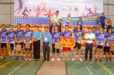 Ban tổ chức trao giải Nhất nội dung bóng chuyền hơi nam cho đội LĐLĐ huyện Lục Yên.