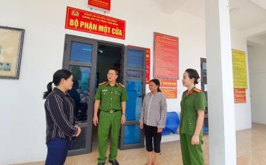 Lãnh đạo Công an thị trấn Yên Bình thường xuyên xuống các hộ dân trao đổi, nắm bắt tình hình an ninh trật tự tại cơ sở.