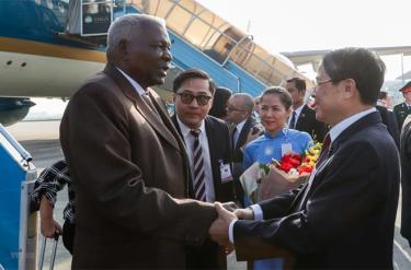 Phó Chủ tịch Quốc hội Nguyễn Đức Hải đón Chủ tịch Quốc hội Esteban Lazo Hernandez tại Sân bay Quốc tế Nội Bài