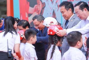 Lãnh đạo Ủy ban An toàn giao thông Quốc gia, Bộ Giáo dục - Đào tạo và Công ty Honda Việt Nam tặng mũ bảo hiểm cho học sinh lớp 1