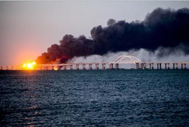 Cầu Crimea bốc cháy sau một vụ đánh bom xe hôm 8/10/2022