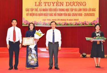 Lãnh đạo huyện Lục Yên trao trao hoa và giấy khen cho tập thể trường Tiểu học Trần Phú