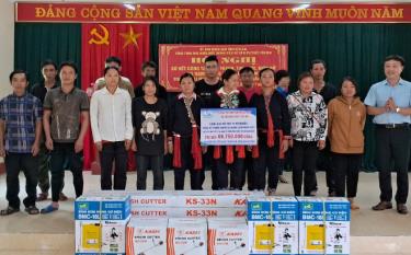 Công ty TNHH Nhà nước Một thành viên Xổ số kiến thiết Yên Bái hỗ trợ hộ có hoàn cảnh khó khăn, các hộ nghèo tại xã Nậm Lành, huyện Văn Chấn.