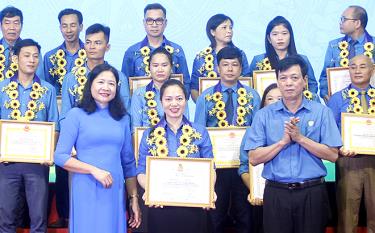 Cô giáo Bạch Thị Thương Huyền nhận Bằng khen của Liên đoàn Lao động tỉnh