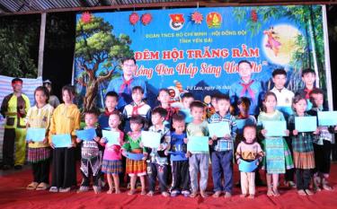 Lãnh đạo Tỉnh đoàn Yên Bái trao quà cho các học sinh có hoàn cảnh khó khăn Trường Tiểu học và Trung học cơ sở xã Pá Lau, huyện Trạm Tấu.