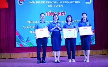 Lãnh đạo Tỉnh đoàn Yên Bái trao Bằng khen của Trung ương Đoàn cho 3 cá nhân có thành tích xuất sắc trong công tác Đoàn trường học năm học 2022-2023.