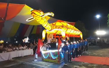 Mô hình Rùa vàng ngậm kiếm của xã Yên Bình, huyện Yên Bình tham gia Đêm hội đèn lồng 