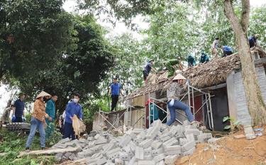 Cán bộ, đảng viên xã Văn Phú tham gia Ngày thứ Bảy cùng dân, tháo dỡ, hỗ trợ làm nhà cho hộ gia đình có hoàn cảnh khó khăn trên địa bàn.