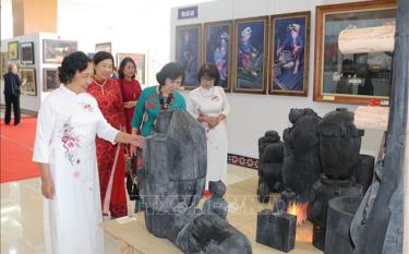 Khán giả xem các tác phẩm mỹ thuật tại Triển lãm Mỹ thuật nghệ thuật khu vực Tây Bắc - Việt Bắc.