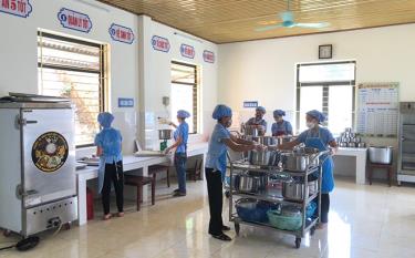 Bếp ăn một chiều tại Trường Mầm non Hoa Hồng, thị trấn Cổ Phúc, huyện Trấn Yên.
