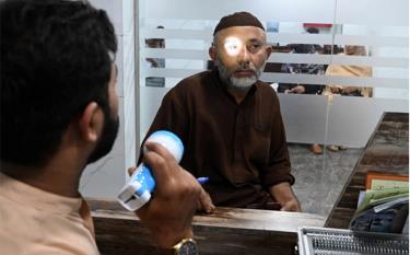 Bác sĩ khám cho bệnh nhân đau mắt đỏ ở Pakistan, ngày 27-9