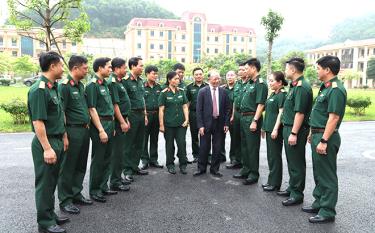 Cán bộ, chiến sĩ Bộ CHQS tỉnh cùng trao đổi với Giáo sư Hoàng Chí Bảo về Học tập và làm theo tư tưởng đạo đức phong cách Hồ Chí Minh.