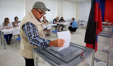 Người dân ở Donesk đi bầu cử.