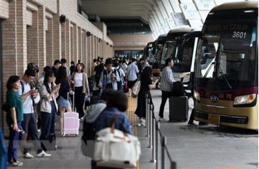 Người dân chờ xe tại một bến xe buýt ở Seoul, Hàn Quốc, ngày 27/9, để trở về quê nhà đón Tết Trung Thu (Chuseok).