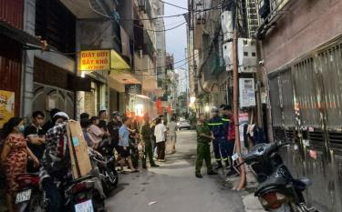 Lực lượng chức năng kịp thời dập tắt đám cháy xảy ra tại tầng 7 một chung cư mini, thuộc phường Mai Dịch, quận Cầu Giấy, Hà Nội.
