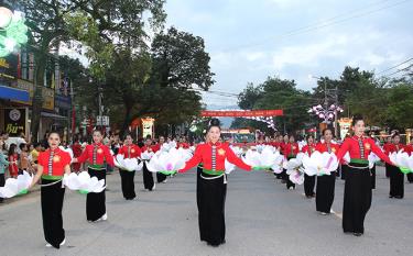 Màn diễu diễn của dân tộc Thái Mường Lò, Nghĩa Lộ.