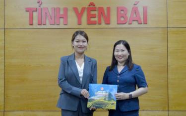 Vice Chairwoman of the Yen Bai provincial People’s Committee Vu Thi Hien Hanh presents a photo book titled “Yen Bai - Land and People” to Deputy Director of the KOICA Vietnam Office Yoo Soo-yeon.
