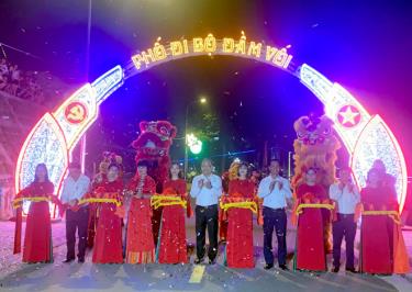 Lãnh đạo Sở Văn hóa - Thể thao và Du lịch tỉnh cùng các đồng chí lãnh đạo huyện Trấn Yên cắt băng khánh thành tuyến phố đi bộ Đầm Vối.