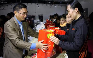 Leaders of the provincial Labour Federation present Tet gifts to workers and trade union members. (Illustrative photo)
