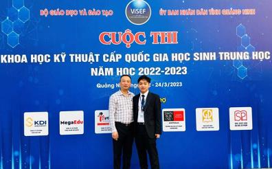 Vu Thanh Binh (black suit) at the national youth creativity competition.