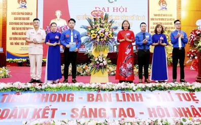 A representative from the provincial Ho Chi Minh Communist Youth Union's Standing Board presents flowers to congratulate the 20th Congress of the Ho Chi Minh Communist Youth Union of Yen Bai city for the 2022 – 2027 term.