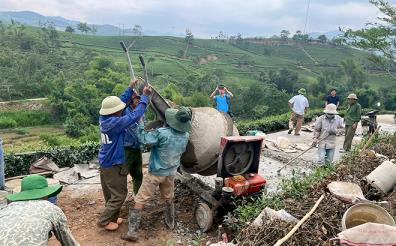 People in Residential Area No. 5, Lien Son farm township, Van Chan district join hands with local authorities to build rural roads.
