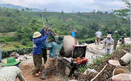 People in Residential Area No. 5, Lien Son farm township, Van Chan district join hands with local authorities to build rural roads.