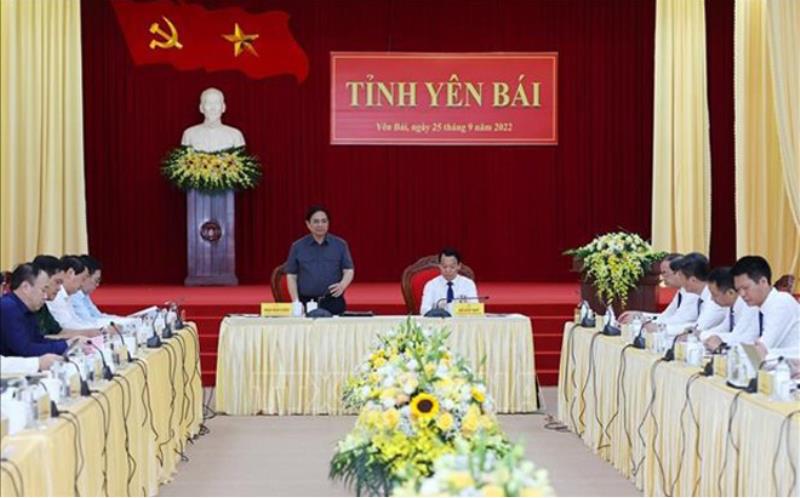 Prime Minister Pham Minh Chinh speaks at the working session.